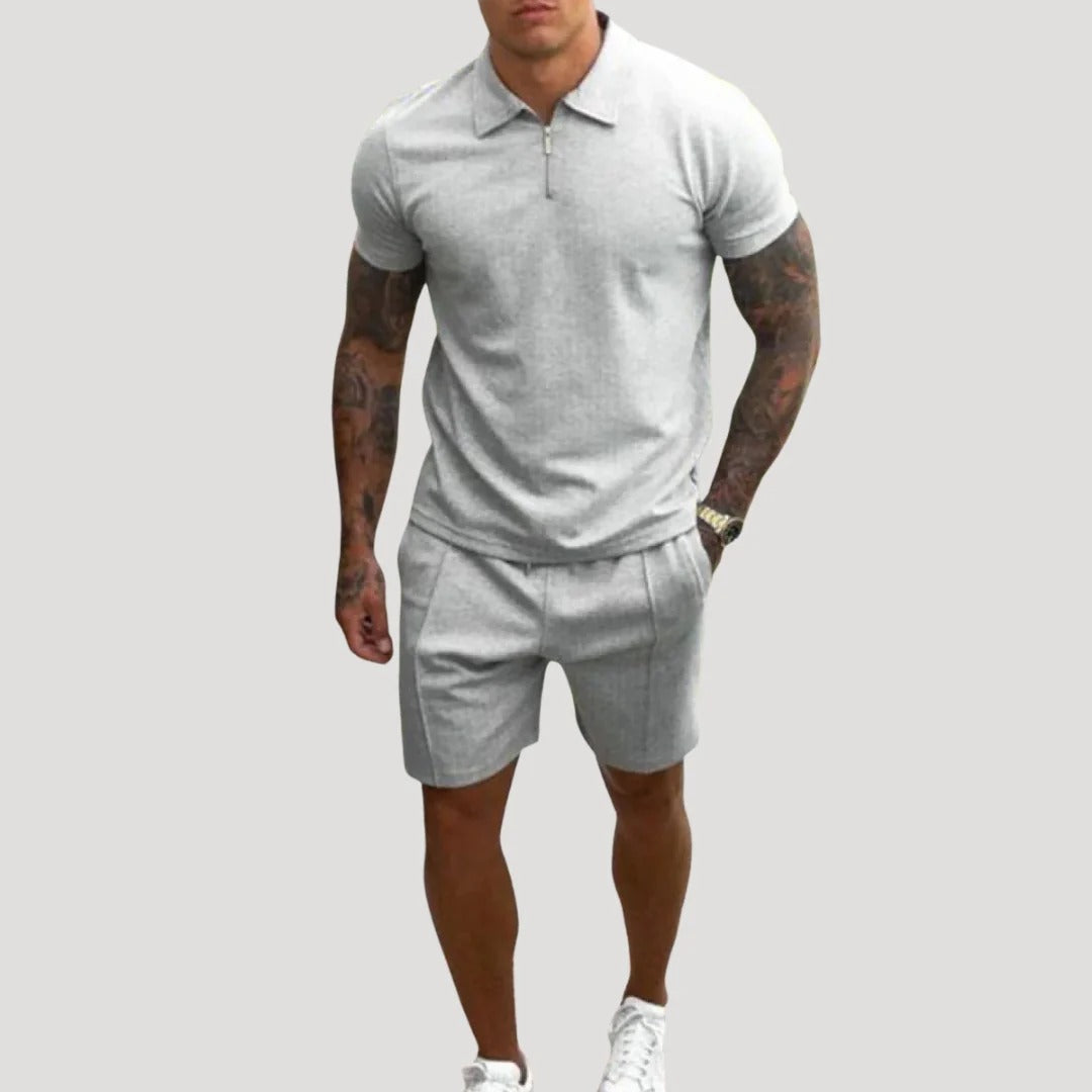 Herr tvådelat set med pikétröja och shorts