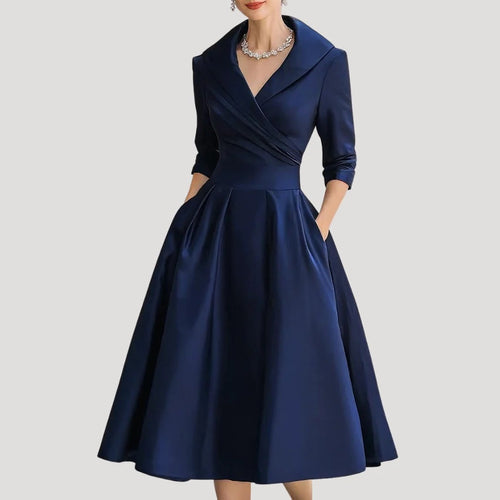 Dam elegant omlottklänning i midilängd
